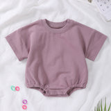 Barboteuse à manches courtes en coton biologique – Douceur et confort pour bébé