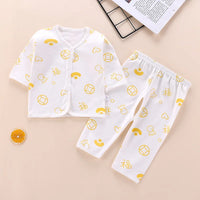 Ensemble bébé 2 pièces en coton doux et respirant. Confortable et pratique avec haut à boutons et pantalon, idéal pour les nouveau-nés.