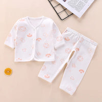Ensemble bébé 2 pièces en coton doux et respirant. Confortable et pratique avec haut à boutons et pantalon, idéal pour les nouveau-nés.