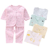 Ensemble bébé 2 pièces en coton doux et respirant. Confortable et pratique avec haut à boutons et pantalon, idéal pour les nouveau-nés.